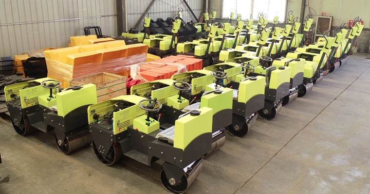 威客电竞集团一批小型压路机经青岛港出口印度