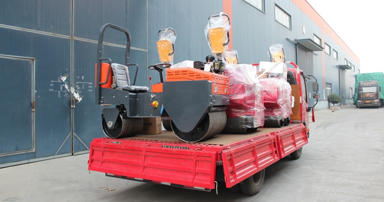 威客电竞一批小型压路机发往浙江